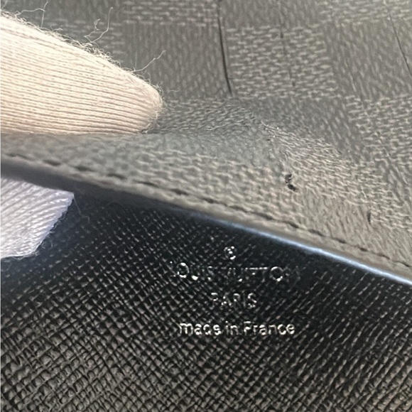 LOUIS VUITTON
Damier Graphite Brazza Wallet 5️⃣0️⃣0️⃣ - Picture 6 of 8